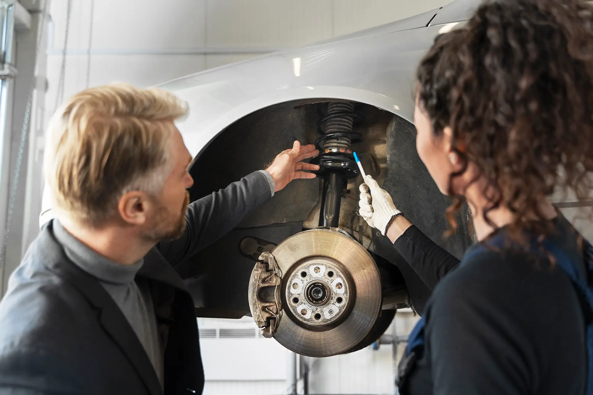 Auto Stoßdämpfer austauschen lassen beim Fahrwerk Service in der Werkstatt Dörfelt – professionelle Reparatur für mehr Stabilität und Komfort - Tieferlegung - Höherlegung
