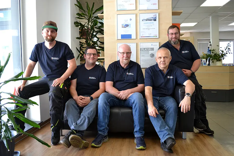 service-team-meister-doerfelt-die-werkstatt-kompetente-mitarbeiter-beratung-verkauf-service-4 Service Team und Kfz Meister von DÖRFELT - DIE WERKSTATT in Zwickau kompetente Mitarbeiter für persönliche Beratung Verkauf und erstklassigen Kundenservice zuverlässige Ansprechpartner für Fahrzeugservice Reparatur Nachrüstung und individuelle Mobilitätslösungen rund um Pkw Wohnmobil und Nutzfahrzeuge